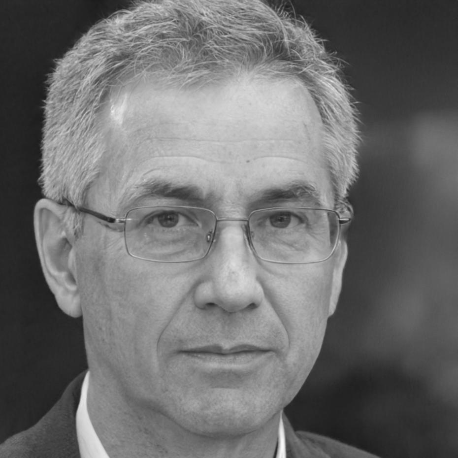 Finanzberater erklärt Studierenden Kontoeröffnung